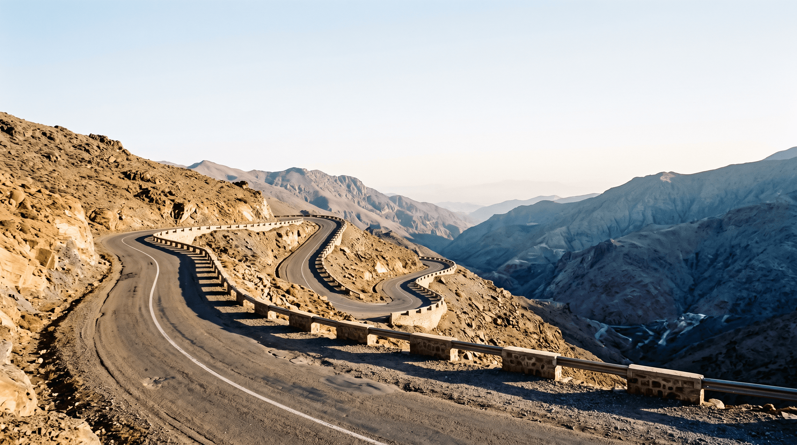 Route N9 franchissant le col du Tizi n’Tichka en lacets dans le Haut Atlas, au lever du jour